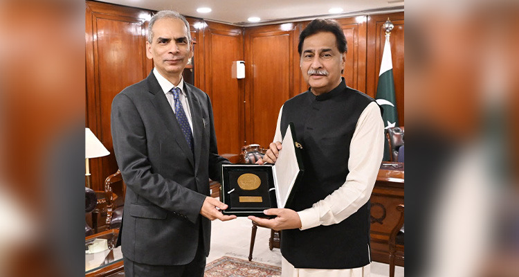The Speaker National Assembly Mr. Ayaz Sadiq presenting a souvenir to the Wafaqi Mohtasib  Mr. Naveed Kamran Baloch, who paid a courtesy call on him at the Parliament House on 02-04-2026.