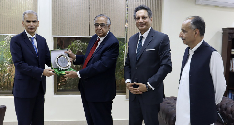 The Federal Tax Ombudsman Mr. Zafar Ul Haq Hijazi Presenting a souvenir to the Wafaqi Mohtasib Mr. Naveed Kamran Baloch after their meeting in Islamabad on 01-04-2026.