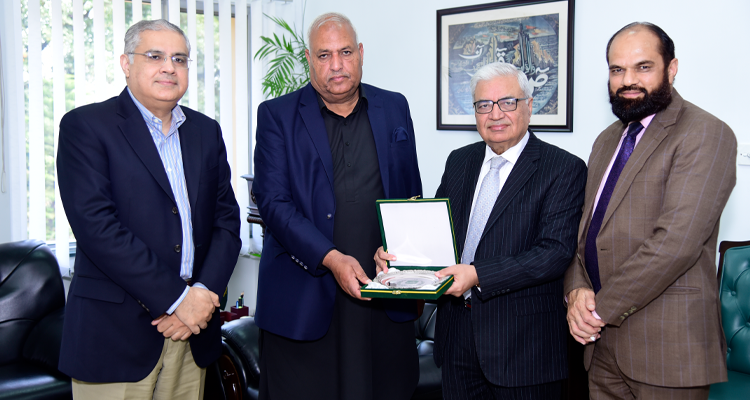 Wafaqi Mohtasib, Mr. Ejaz Ahmed Qureshi presenting a shield to Mr. Muhammad Arif Khan, Mohtasib, Azad Jammu and Kashmir in Islamabad on 16.02.2026.
