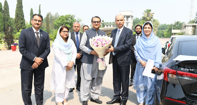 Wafaqi Mohtasib, Mr. Naveed Kamran Baloch being received at NIPA Islamabad by the DG NIPA, Mr. Ahsan Ali Mangi on 08.05.2026.