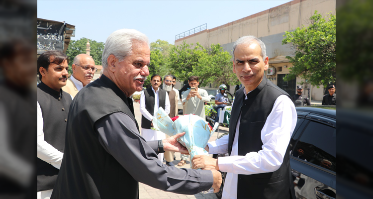 Wafaqi Mohtasib, Mr. Naveed Kamran Baloch being received by the Regional Head, Wafaqi Mohtasib Regional Office, Peshawar, Mr. Qasim Jan on 12.05.2026.