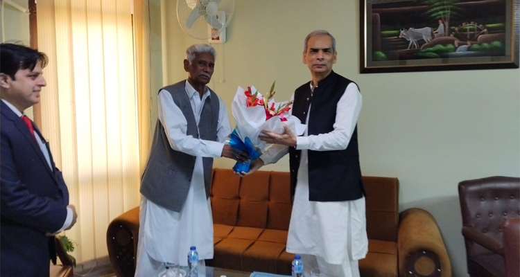 The Regional Head RO Hyderabad, Mr. Ghulam Rasool Ahpan presenting a bouquet to the Wafaqi Mohtasib, Mr. Naveed Kamran Baloch during the latter’s visit to the RO Hyderabad on 25-03-2026.