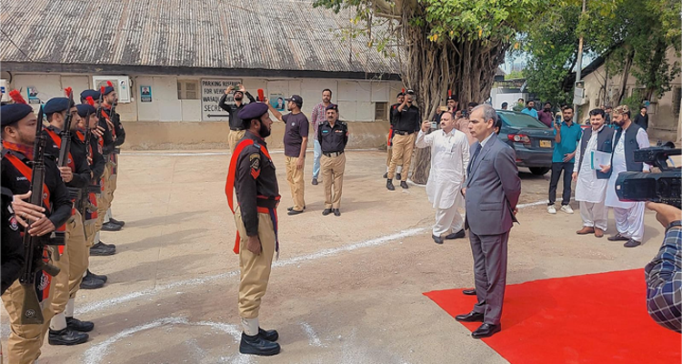 A contingent of the Sindh Police presenting Guard of Honour to the Wafaqi Mohtasib, Mr. Naveed Kamran Baloch on the eve of his arrival at RO Karachi on 24.03.2026. 