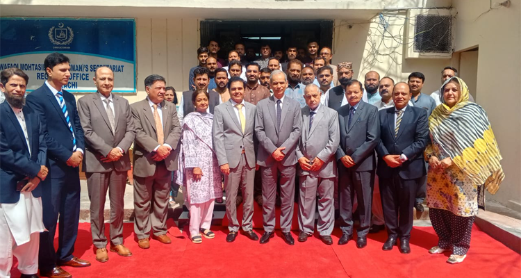 A group photograph of Wafaqi Mohtasib Mr. Naveed Kamran Baloch with the Regional Head and office bearers of the RO Karachi on 24.03.2026.