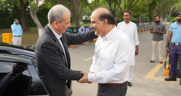 The Wafaqi Mohtasib, Mr. Naveed Kamran Baloch being received by Secretary, Inter-Provincial Coordination, Mr. Mohyuddin Ahmad Wani on his arrival at the Naseer Bunda Hockey Stadium, Islamabad on 04.08.2026.