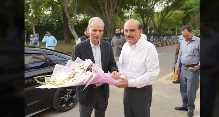 Secretary, Inter-Provincial Coordination, Mr. Mohyuddin Ahmad Wani presenting a bouquet to Wafaqi Mohtasib, Mr. Naveed Kamran Baloch on his arrival at the Naseer Bunda Hockey Stadium, Islamabad on 04.08.2026.