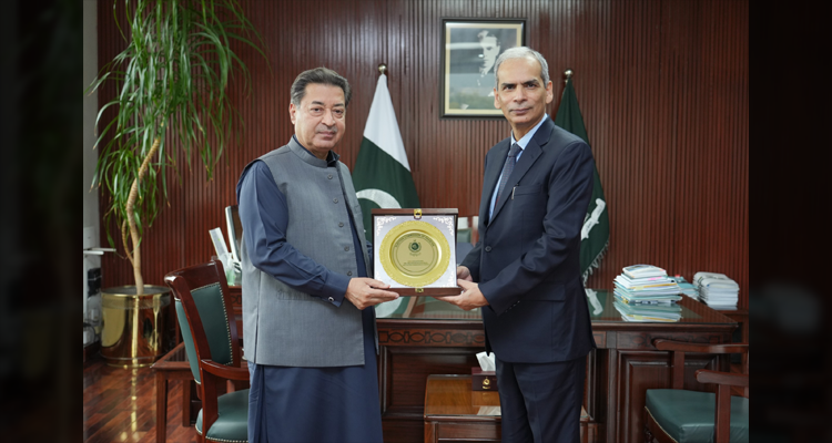 The Chief Election Commissioner, Mr. Sikandar Sultan Raja presenting a souvenir to the Wafaqi Mohtasib (Federal Ombudsman) Mr. Naveed Kamran Baloch, on the eve of the latters' visit to Chief Election Commissioner office in Islamabad on March 11th, 2026.