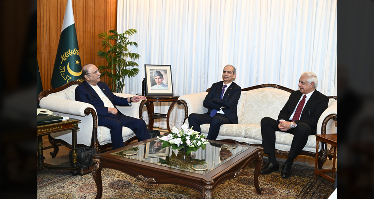 A view of the meeting between the Wafaqi Mohtasib (Federal Ombudsman), Mr. Naveed Kamran Baloch and the President, Mr. Asif Ali Zardari following presentation of the Wafaqi Mohtasib Annual Report 2025 to the Hon’ble President on 08 October, 2026.