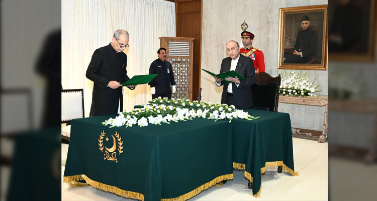 President Asif Ali Zardari administering oath of Wafaqi Mohtasib (Federal Ombudsman) Pakistan to Mr. Naveed Kamran Baloch at the Aiwan-e-Sadr, Islamabad on 04.03.2026.