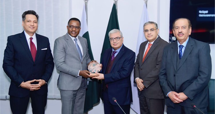 Wafaqi Mohtasib, Mr. Ejaz Ahmad Qureshi presenting a souvenir to Mr. Erasmus Vincent Mtui, Tax Ombudsman of Tanzania, who called on him at the Wafaqi Mohtasib Secretariat, Islamabad on 18.02.2026.