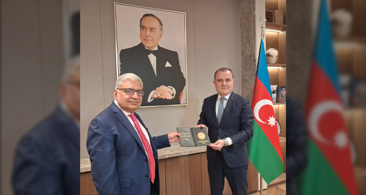 The Wafaqi Mohtasib Mr. Ejaz Ahmad Qureshi presenting a souvenir to H.E. Mr. Jeyhun Bayramov, the Foreign Minister of the Republic of Azerbaijan during his recent visit to Baku (12 November 2025).