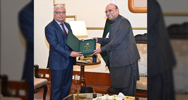 Wafaqi Mohtasib, Mr. Ejaz Ahmad Qureshi presenting Annual Report for the year 2024 to the President Mr. Asif Ali Zardari at Aiwan-e-Sadr, Islamabad on March 25, 2025.