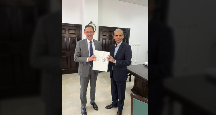 The Wafaqi Mohtasib, Mr. Naveed Kamran Baloch presenting a souvenir to Dr. Simon Andrews, Divisional Director, International Finance Corporation (IFC), who called on him in his office in Islamabad on 30.06.2026.