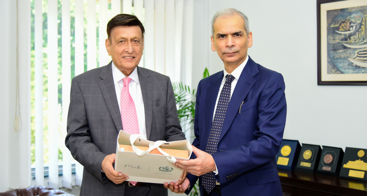 Wafaqi Mohtasib, Mr. Naveed Kamran Baloch presenting a souvenir to the Chairman SNGPL, Mr. Ismail Qureshi in Islamabad on 19-10-2026.